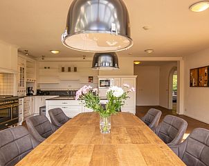 Eettafel in de keuken van Kamerstraat 66, De Koog, Texel voor gezellige maaltijden.