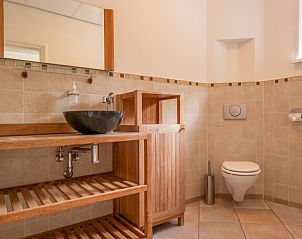 Nette badkamer in vakantiehuis Kamerstraat 66, De Koog, Texel met houten details.