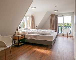 Gezellige slaapkamer in Kamerstraat 66, De Koog, Texel met uitzicht op de natuur.