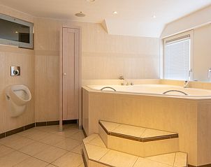Moderne badkamer met ligbad in vakantiehuis Kamerstraat 66, De Koog, Texel.