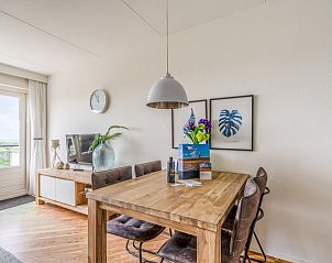 Esstisch mit Blumen in Appartement Juliana 146 Insel- und Meerblick, Texel.