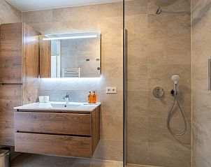 Modernes Badezimmer mit Regendusche im Apartment Juliana 146 Insel- und Meerblick, Texel.
