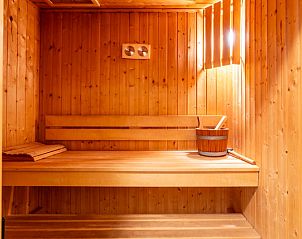 Holzsauna im Appartement Juliana 146 Insel- und Meerblick, De Koog, Texel fr ultimative Entspannung.