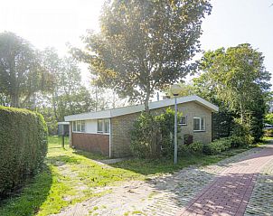 Vooraanzicht van bungalow Californiweg 142, omgeven door groen in De Koog, Texel.