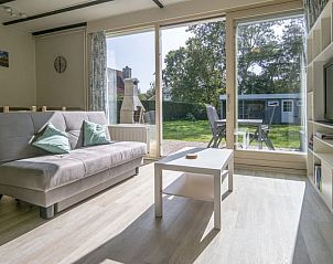 Gezellige zithoek in bungalow Californiweg 142, De Koog, Texel, met veel natuurlijk licht.