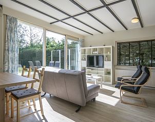 Moderne woonkamer in vakantiehuis Californiweg 142, De Koog, Texel, met comfortabele stoelen.