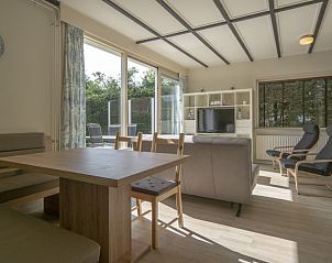 Eethoek met uitzicht op tuin in bungalow Californiweg 142, De Koog, Texel, Waddeneilanden.