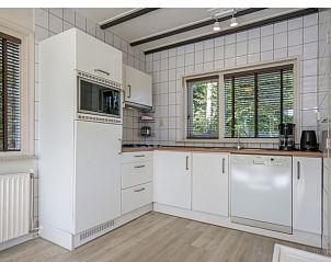 Moderne keuken in bungalow Californiweg 142, De Koog, Texel, met alle gemakken voorzien.