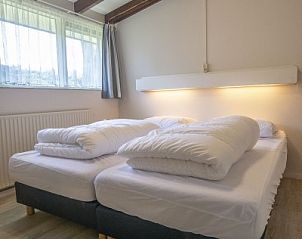 Comfortabele slaapkamer in vakantiehuis Californiweg 142, De Koog, Texel, met tweepersoonsbed.