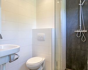 Stijlvolle badkamer in bungalow Californiweg 142, De Koog, Texel, met inloopdouche.