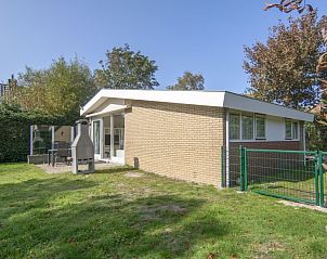 Achtertuin van vakantiehuis Californiweg 142, De Koog, Texel, met terras en barbecue.