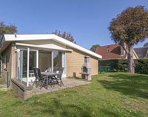 Terras met tuinmeubilair bij vakantiehuis Californiweg 142, De Koog, Texel, Waddeneilanden.