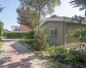 Zijaanzicht van bungalow Californiweg 142, omgeven door natuur in De Koog, Texel.
