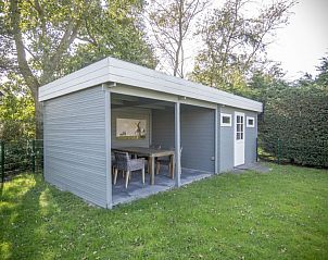 Overdekte veranda in de tuin van vakantiehuis Californiweg 142, De Koog, Texel.