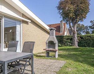 Buitenruimte met barbecue bij bungalow Californiweg 142, De Koog, Texel, Waddeneilanden.