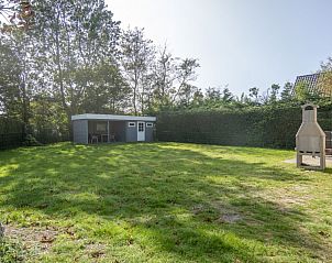 Uitgestrekte groene tuin bij vakantiehuis Californiweg 142, De Koog, Texel, ideaal voor ontspanning.
