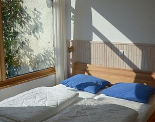 Lichte slaapkamer in Vredelust 283 vakantiehuis, De Koog, Texel, met groot raam.