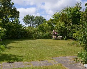 Ruime tuin van Vredelust 283 bungalow, De Koog, Texel, ideaal voor ontspanning.