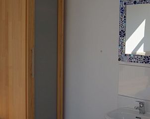 Slaapkamer met wastafel in Vredelust 283 vakantiehuis, De Koog, Texel, modern en licht.