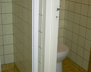 Badkamer met douche en toilet in Vredelust 283 vakantiehuis, De Koog, Texel, eenvoudig en praktisch.