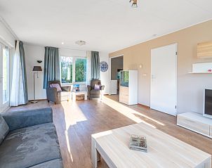 Helle Wohnrume im Ferienhaus Honeysuckle 97, De Koog, Texel mit Blick auf den Garten der Watteninseln.