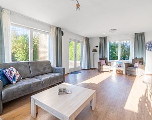 Gerumiges Wohnzimmer des Ferienhauses Kamperfoelie 97, De Koog, Texel mit Zugang zur Terrasse des Wattenmeeres.