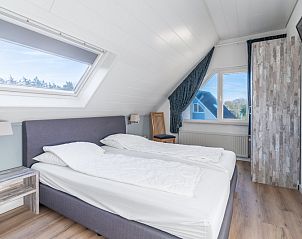 Attraktives Schlafzimmer im Ferienhaus Kamperfoelie 97, De Koog, Texel mit Blick auf die Natur der Watteninseln.