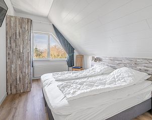 Helles Schlafzimmer im Ferienhaus Honeysuckle 97, De Koog, Texel mit bequemen Betten fr einen erholsamen Schlaf auf den Watteninseln.
