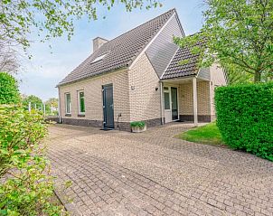 Entrance to Holiday home Honeysuckle 55 in De Koog Texel, surrounded by lush nature.