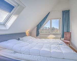 Comfortable bedroom in Holiday home Honeysuckle 55 Texel overlooking nature.