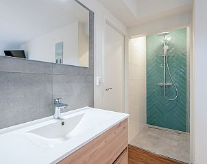 Fresh bathroom in Holiday home Kamperfoelie 51, De Koog, Texel, with modern shower and stylish washbasin cabinet.