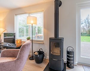 Kaminofen und Sitzecke im Ferienhaus Honeysuckle 33, Texel.