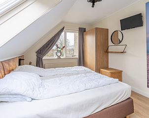Schnes Schlafzimmer mit Dachfenster im Ferienhaus Kamperfoelie 33, Texel.