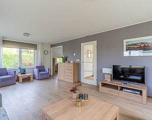 Spacious living room in Holiday home Kamperfoelie 63, De Koog, Texel with lots of light.