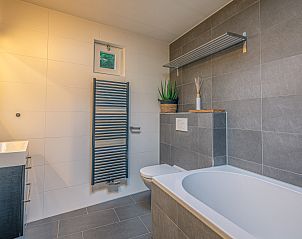 Modernes Badezimmer im Appartement Zee van Tijd, De Koog, Texel. Ausgestattet mit allen Annehmlichkeiten fr einen erholsamen Aufenthalt.