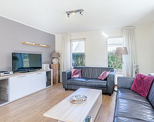 Stilvolle Sitzecke mit TV im Ferienhaus Kamperfoelie 95, De Koog, Texel