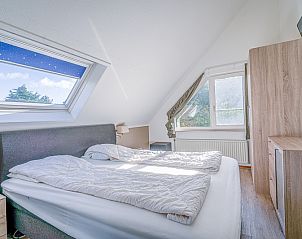 Gemtliches Schlafzimmer mit Dachfenster im Ferienhaus Kamperfoelie 95, De Koog, Texel