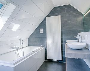 Luxurises Badezimmer mit Badewanne im Ferienhaus Kamperfoelie 95, De Koog, Texel