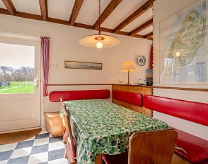 Cozy dining room in Schapenboet De Boet, De Koog, Texel. Perfect vacation home for family dinners on the Wadden Islands.