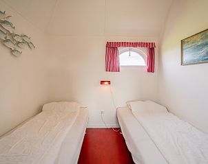 Bright bedroom in Schapenboet De Boet, De Koog, Texel. Vacation home with comfortable sleeping accommodations on the Wadden Islands.