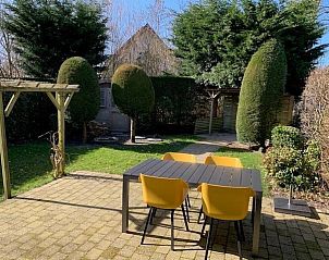 Garden and terrace of Zilte Bries vacation home, De Koog, Texel, with seating.