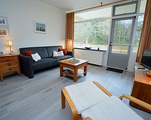 Stylish living room of Apartment Kerckeland 20 in De Koog, Texel with comfortable furniture and lots of light.