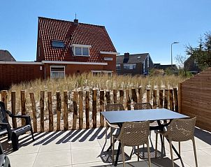 View from the terrace of De Duinroos vacation home, De Koog, Texel with natural surroundings.