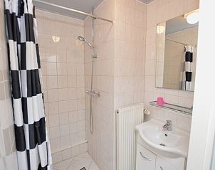 Bathroom with shower and sink in Motel Texel - Apartment 314/1S, De Koog, Texel.