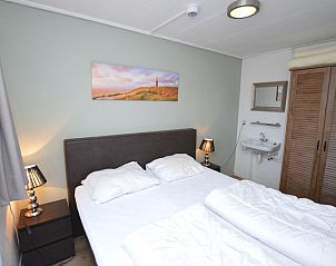 Bedroom with two single beds in Motel Texel - Apartment 314/1S, De Koog, Texel.