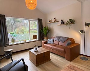 Gemtliches Wohnzimmer des Ferienhauses Jutter in De Koog, Texel. Gemtliche Sitzecke mit Blick auf die grne Umgebung.