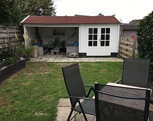 Gerumige Terrasse des Ferienhauses Jutter in De Koog, Texel. Perfekt fr Entspannung im Freien auf den Watteninseln.