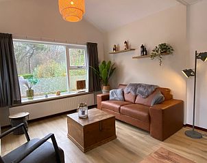 Helles Wohnzimmer des Ferienhauses Jutter in De Koog, Texel. Gerumige Sitzecke mit viel Tageslicht und Aussicht.