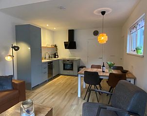 Moderne Kche des Ferienhauses Jutter in De Koog, Texel. Vollstndig ausgestattet fr einen komfortablen Aufenthalt auf den Watteninseln.