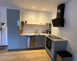 Stilvolle Kche im Ferienhaus Jutter in De Koog, Texel. Moderne Gerte und viel Stauraum fr einen sorglosen Aufenthalt.